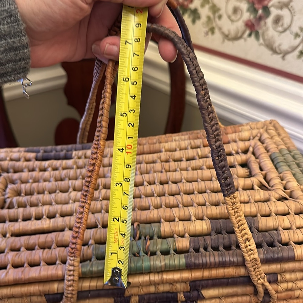 Gorgeous 1950s handmade, hand-painted woven bamboo, straw, wicker bag w/handles - Picture 10 of 13